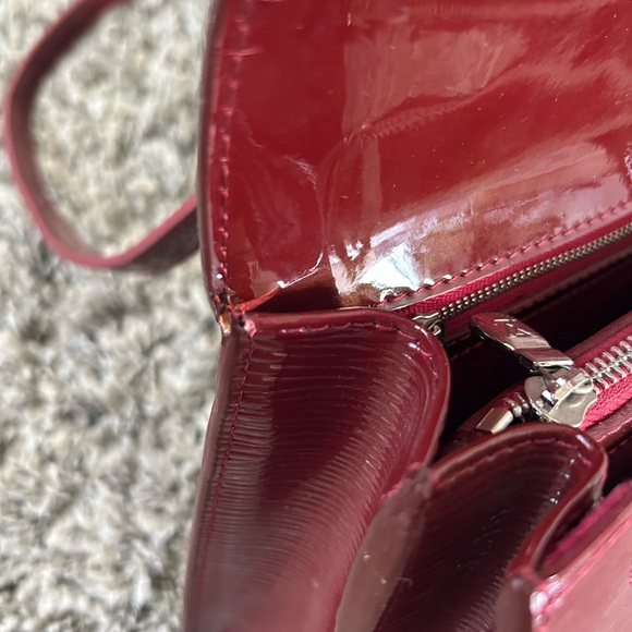 Beautiful burgundy small crossbody. It’s NOT AUTHENTIC🤗 - Picture 8 of 11